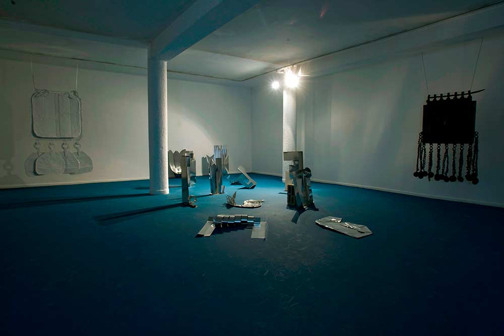 Eli Petel © nine in the dark 2009, installation view, alluminium ,cardboard, verios sizes