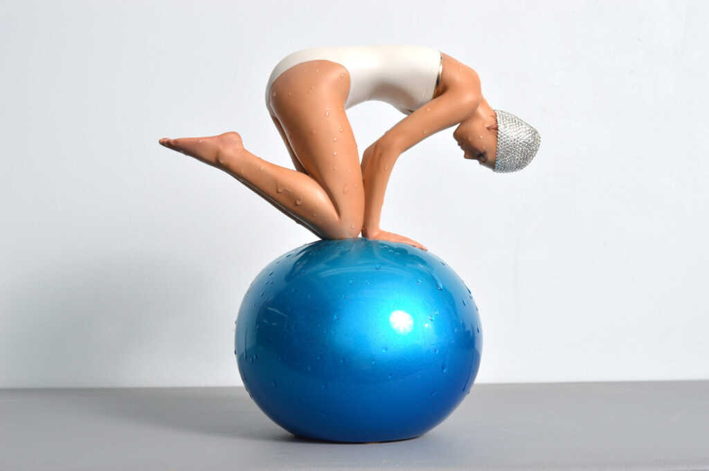 Carole Feuerman. Mini Quan Swarovski Crystal Cap. 2017. Oil on Resin with Champagne Gold Accents and Swarovski Crystal Cap. 11x11x7cm Carole Feuerman. Mini Quan Swarovski Crystal Cap. 2017. Oil on Resin with Champagne Gold Accents and Swarovski Crystal Cap. 11x11x7cm