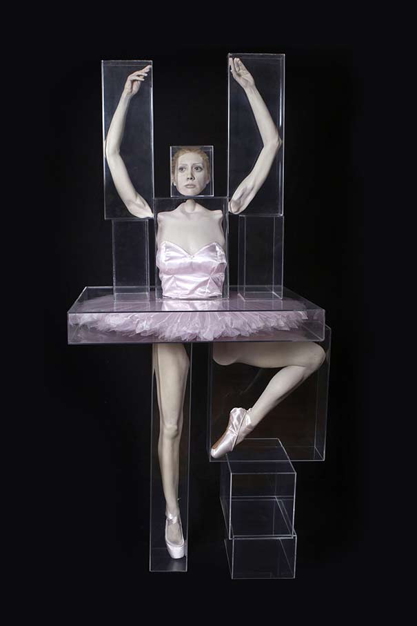 Bailarina (Ballerina), 2007
 Fibra de vidro, cabelo sintético, próteses oculares, caixas de acrílico  (Fiberglass, hair, ocular prosthesis, acrylic)
 222 x 95 x 110 cm. 87.4 x 37.4 x 43.3 in  Monica Piloni © All rights reserved. 