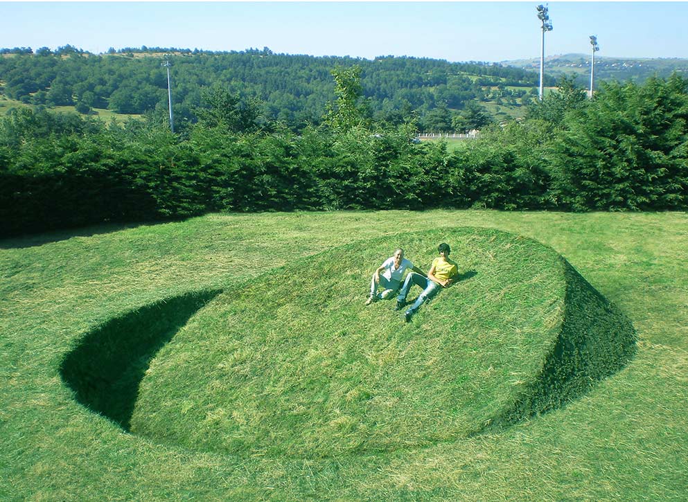 Round balance. 2008. 
Soil, grass. 900 x 900 x 260 cm.
Saint-Flour, France.
Tanya Preminger © All rights reserved. 