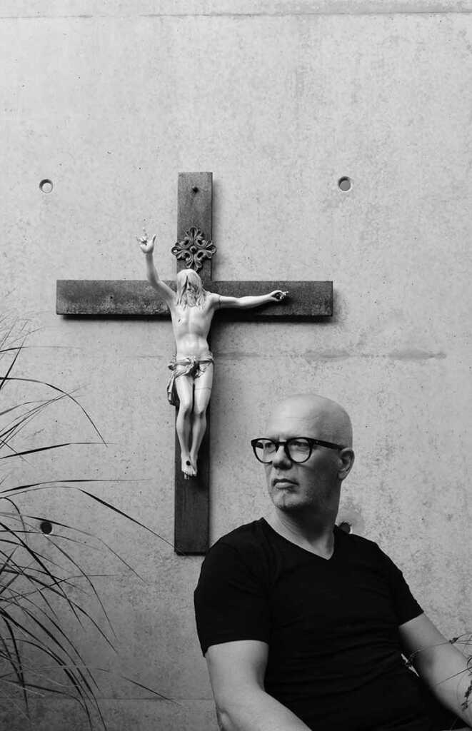 Gerd Paulicke with the work ‘I Love You’ / Kruzifix Serie. 2018. Mixed Media 63 x 60 x 21 cm 