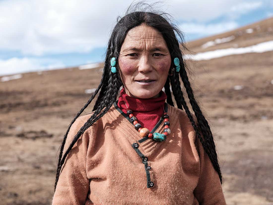 A Tibetan woman donning traditional Tibetan jewelry. José Jeuland © All rights reserved.