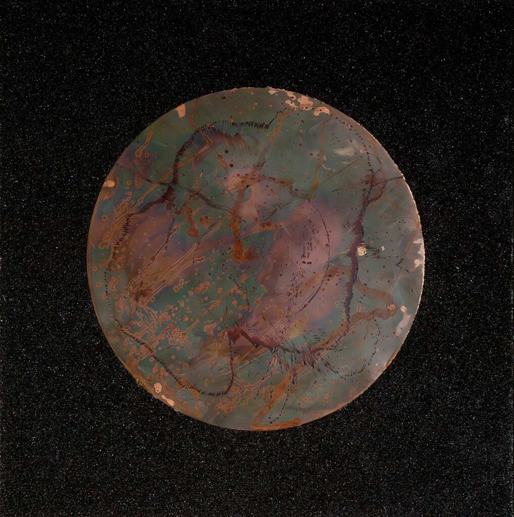  #1723. 2023
Real copper disc on differently granulated hard coal
150 x 150 cm
Sabine Pierick © All rights reserved.