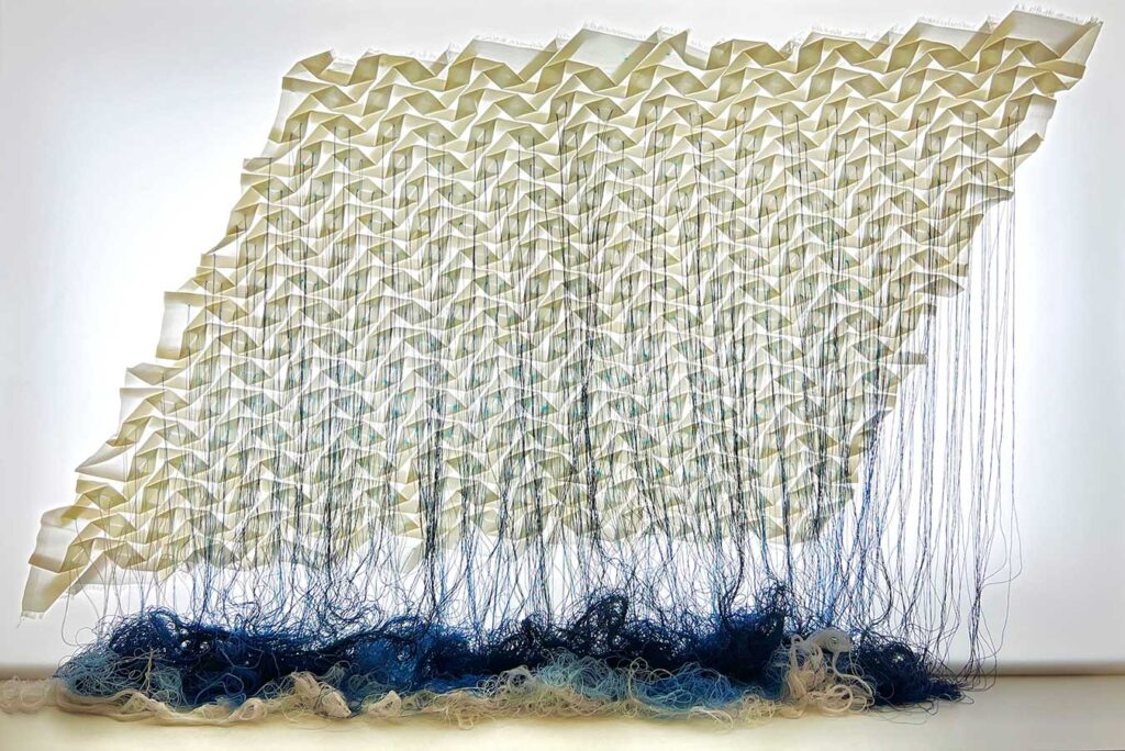 Fibers that speak for themselves
Ocean. 2022
Tesselation, raw silk, thread, ligh box
85 x140 cm. 	
Pierre Louis Geldenhuys © All rights reserved.