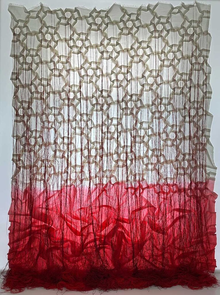 Of daggers and cries
The glacier of the end of the world
Tesselation, raw silk, thread, gradient dying and draping, lightbox
130x110 cm. 2024
Pierre Louis Geldenhuys © All rights reserved. 