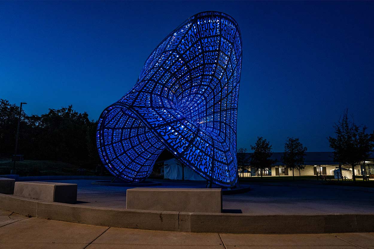 Loqui
2024
The Fairgrounds, Nashville, TN, USA
Stainless Steel, Polycarbonate, Programmable LED lighting
32’ x 32’