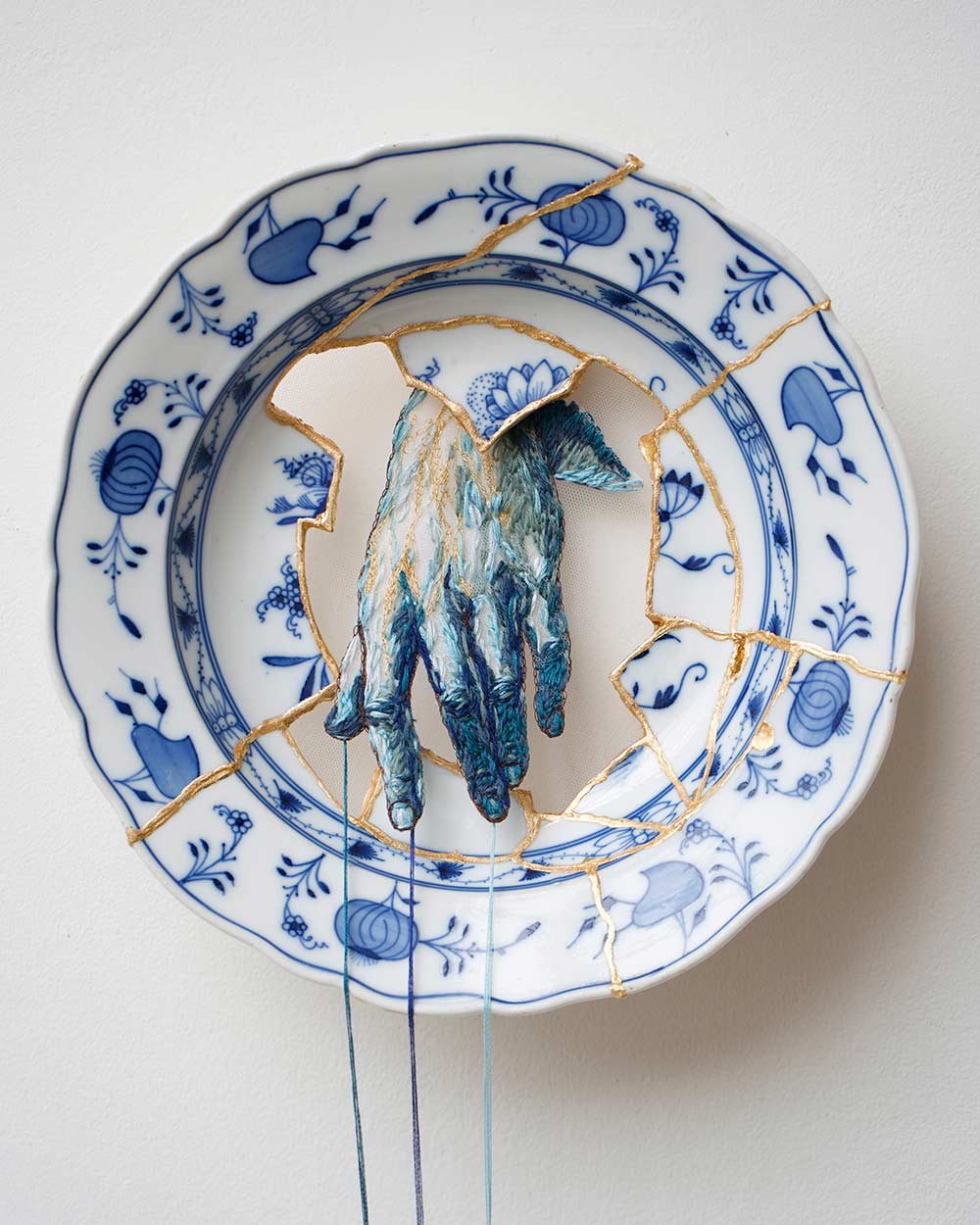 Vintage Plate II, Broken History Collection
Kathrin Marchenko & Artashes Sardarian
Ceramic plate, gold, thread, tulle
25 × 25 cm. Unique piece, 1/1
© All rights reserved.