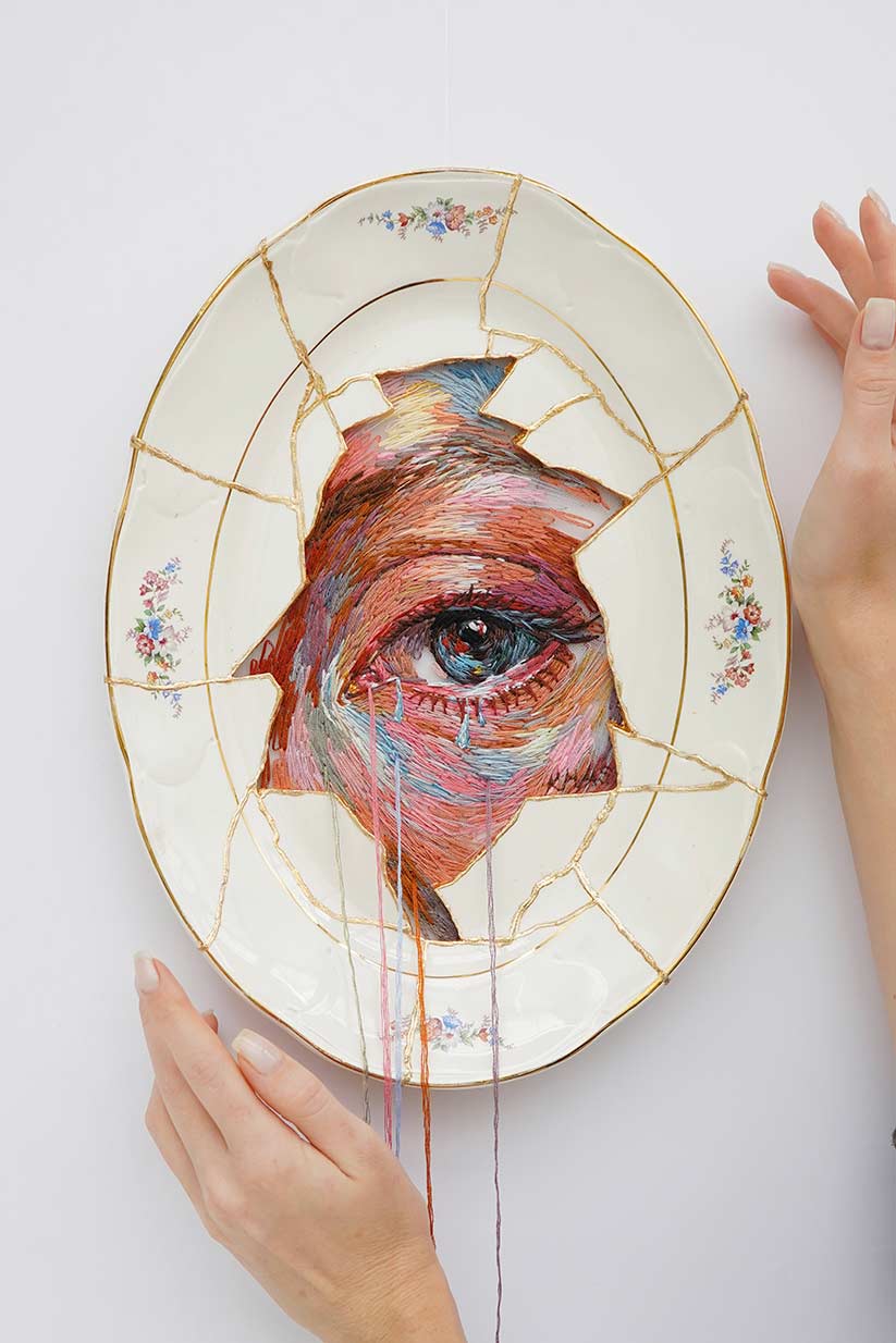 Vintage Plate II, “Broken History” Collection IV
Kathrin Marchenko & Artashes Sardarian
Ceramic plate, gold, thread, tulle
25 × 34 cm.
Unique piece, 1/1
© All rights reserved.